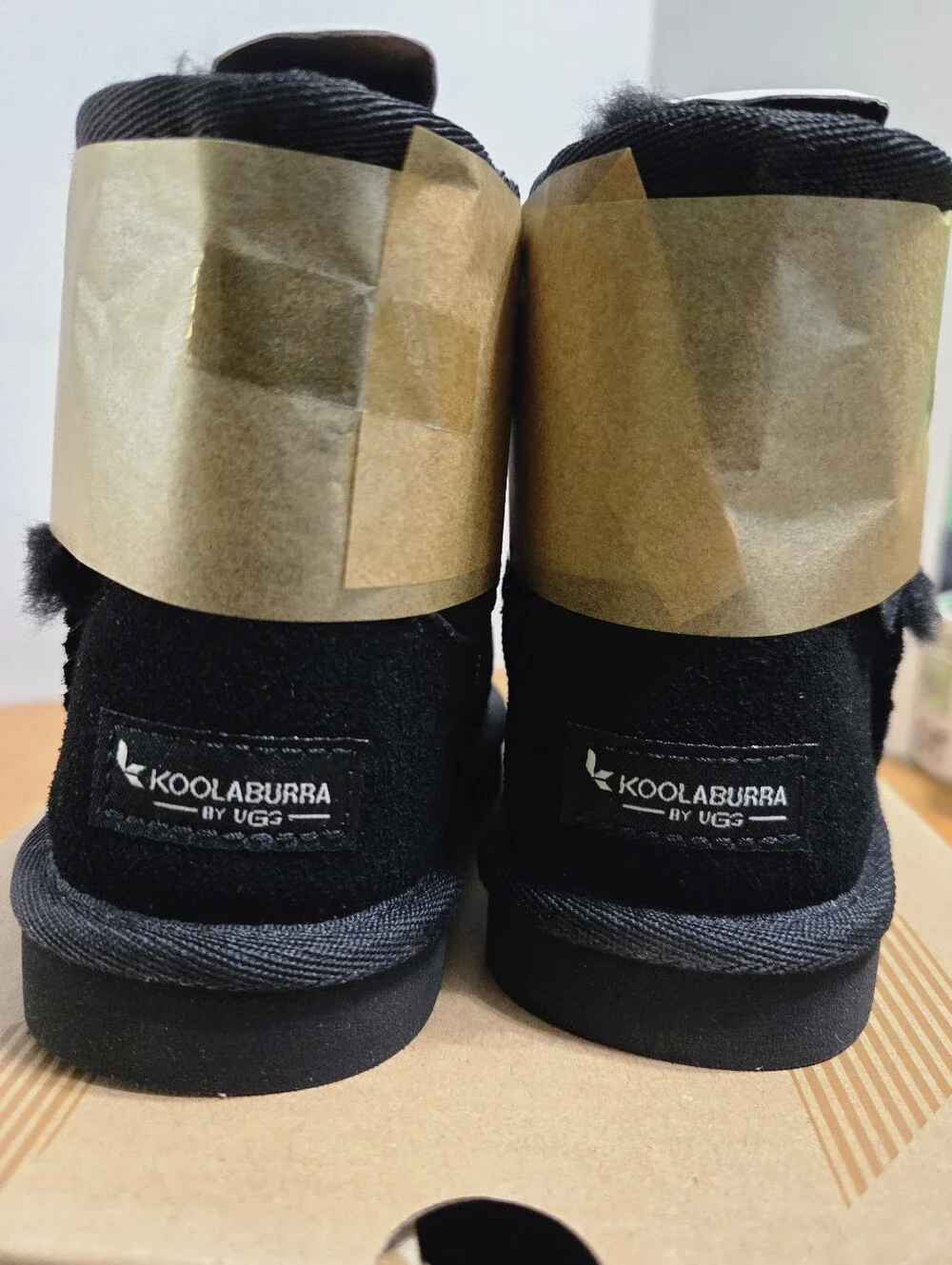 UGG toddler Victoria Mini Boot Size 6 (NEW W/ BOX)
